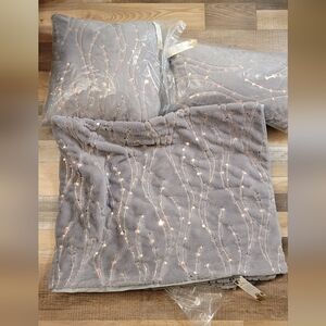 Aviva Stanoff Throw Blanket & Pillows